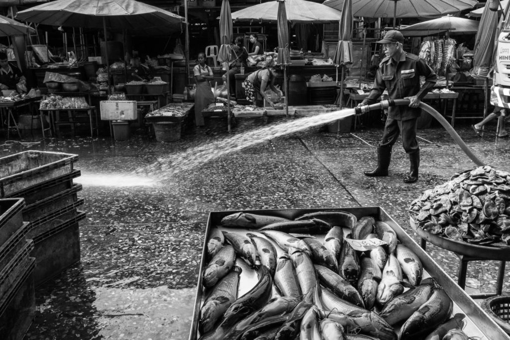 Cleaner at Khlong Thoey Market, Bangkok